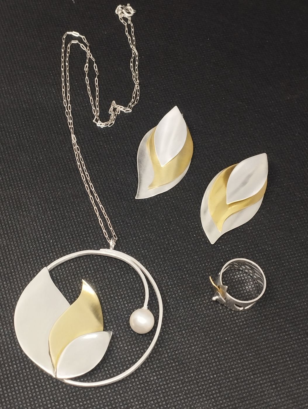 Conjunto de colar, brincos e anel com formas de folha, em prata e dourado