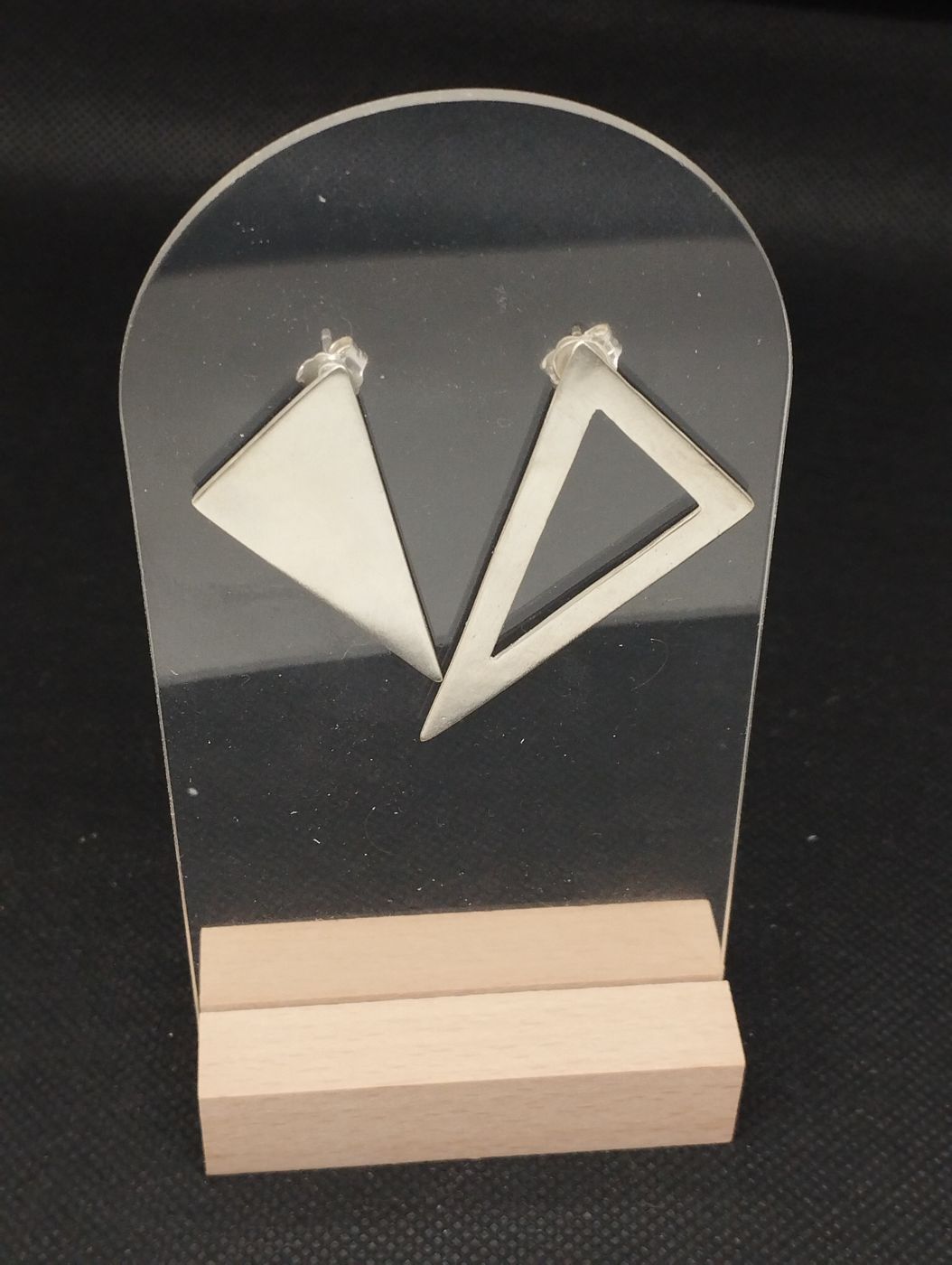 Brincos geométricos triangulares em prata
